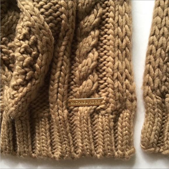 MICHAEL KORS TAN COLORED CHUNKY KNIT SCARF - Picture 11 of 14